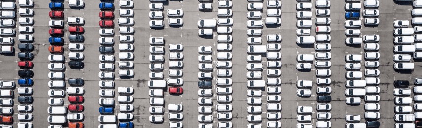 Una hilera de coches aparcados